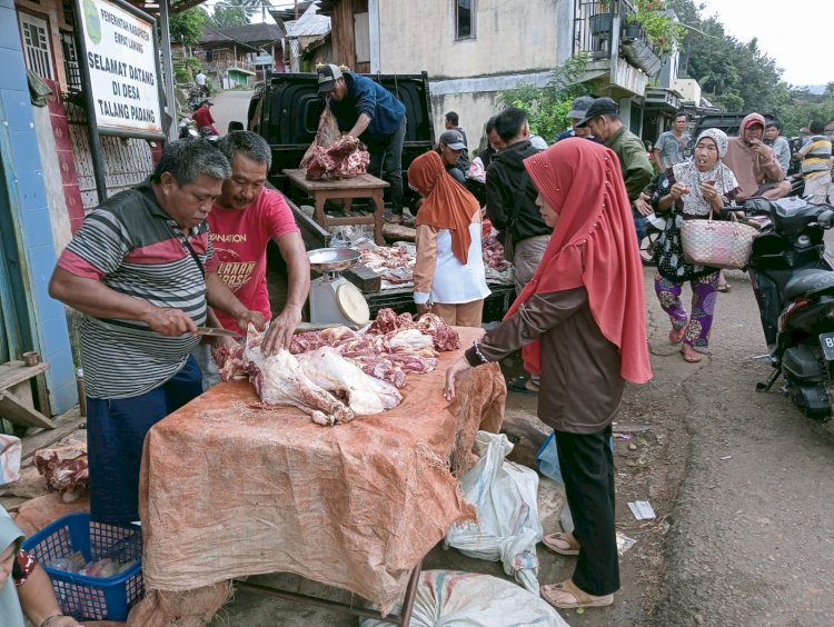 Penjual daging sapi di pasar kalangan Talang Padang, Kabupaten Empat Lawang/Foto: Salim