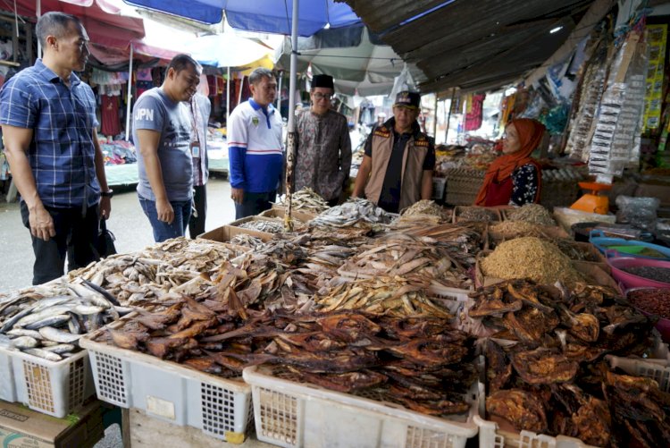 Pj Bupati saat memantau harga sembako di Pasar Pulo Mas, Tebing Tinggi/ist