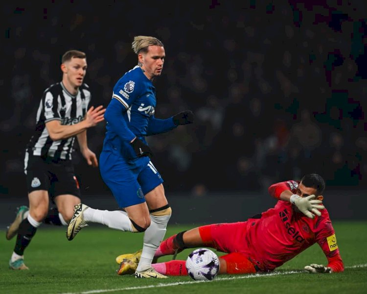 Mykhailo Mudryk melewati kiper Newcastle sebelum mencetak gol/net