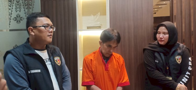 Ahmad Jais (54) tersangka yang menganiaya istri karena kesal diminta uang. (Denny Pratama/RMOLSumsel.id)