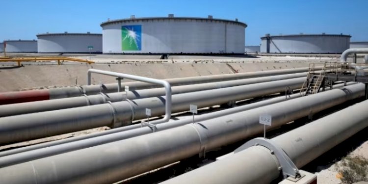 Pemandangan tangki Aramco dan pipa minyak di kilang minyak dan terminal minyak Ras Tanura milik Saudi Aramco di Arab Saudi/Reuters