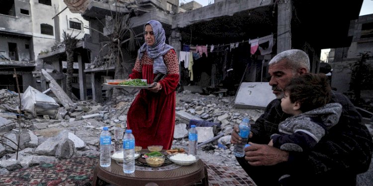 Warga Gaza yang berbuka puasa di tengah reruntuhan bangunan pada Senin, 11 Maret 2024/Net
