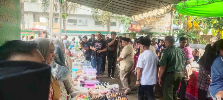 Sekda Muara Enim Yulius bersama Waka Polres Muara Enim Kompol Kompol Roy Aprian Tambunan dan Perwira Penghubung Kodim 0404/Muara Enim Mayor Arm Broto secara simbolis menggunting pita pada pembukaan Pasar Ramadhan 1445 H . (Noviansyah/RMOLSumsel.id)