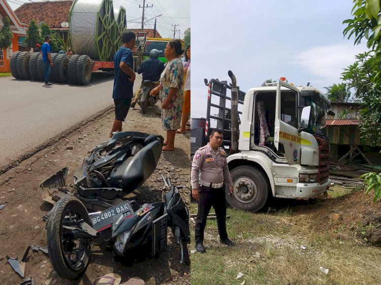 Kondisi sepeda motor yang ringsek ditabrak truk trailer pengangkut belt conveyor PTBA. (Handout)