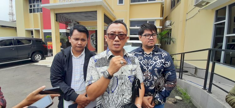  Redho Junaidi  Kuasa Hukum TAF usai menjalani pemeriksaan tambahan di Subdit IV Renakta Ditreskrimum Polda Sumsel . (Fauzi/RMOLSumsel.id)