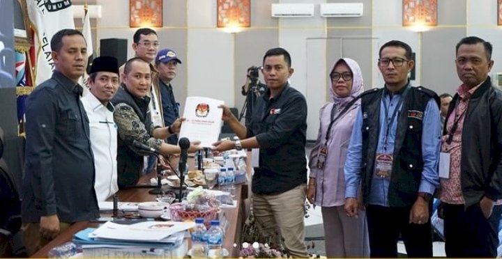 Foto bersama usai rekapitulasi suara tingkat provinsi. (ist/rmolsumsel.id)