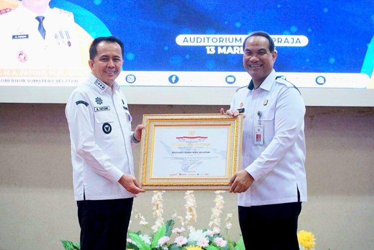 Pj Gubernur Sumsel, Agus Fatoni saat menerima penghargaan Peduli HAM dari Kakanwil Kemenkumham Sumsel, Ilham Djaya. (ist/rmolsumsel.id)