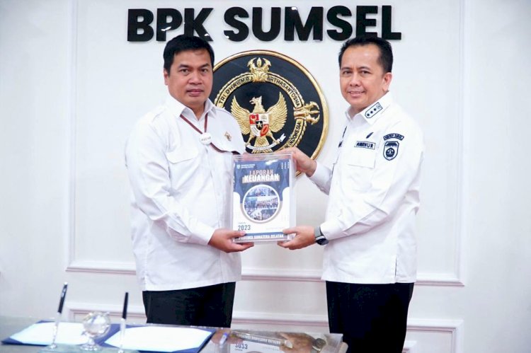 Penyerahan LKPD Provinsi Sumsel 2023 oleh Pj Gubernur Sumsel, Agus Fatoni kepada Kepala Badan Pemeriksa Keuangan (BPK) Republik Indonesia (RI) Perwakilan Sumsel, Andri Yogama. (ist/rmolsumsel.id)