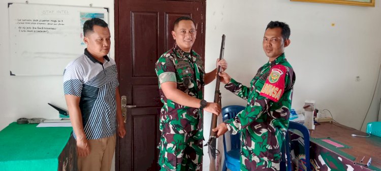Dandim 0406 Lubuklinggau Letkol Inf Kunto Adi Setiawan menerima langsung senjata api rakitan laras panjang dari Babinsa yang merupakan serahan dari warga. (ist/rmolsumsel.id)