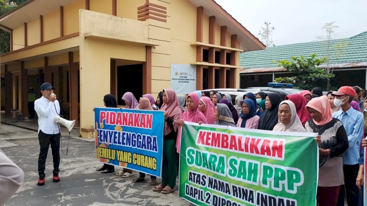 Puluhan orang mengatasnamakan Masyarakat Miskin Kota (MMK) Provinsi Sumatera Selatan (Sumsel) menggelar demo di kantor Bawaslu kota Palembang, Kamis (14/3).Massa yang rata- rata ibu - ibu rumah tangga ini menuntut kecurangan yang di lakukan mafia pemilu  di dapil II kota Palembang pada saat pemilu Februari 2024 lalu.(Dudi Oskandar/RMOLSumsel.id)