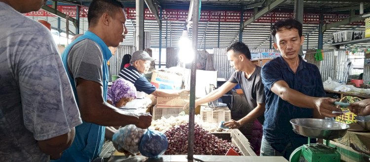 Masyarakat antusias dapatkan bawang subsidi di pasar Inpres Muara Enim, (Noviansyah/RMOLSumsel.id) 