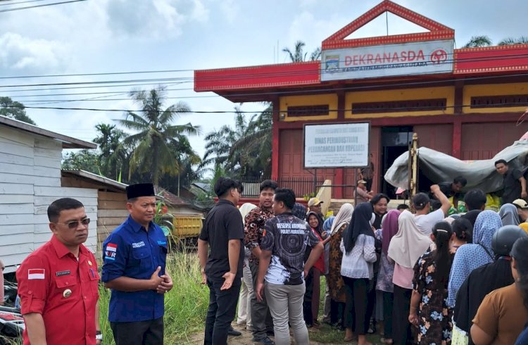 Warga mengantri beli beras di Pasar Murah/Foto: Alam