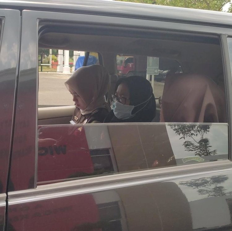 Tersangka korupsi dana Korpri Banyuasin saat digiring petugas di dalam mobil. (ist/rmolsumsel.id)