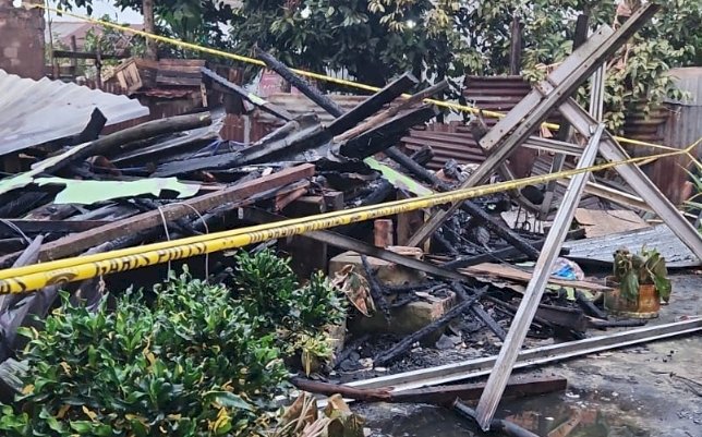 Kondisi rumah yang terbakar di  Jalan Perguruan Dalam, Lorong Depok I, Kelurahan Talang Bubuk, Kecamatan Plaju, Palembang, Jumat (15/3) dini hari. (Denny Pratama/RMOLSumsel.id)