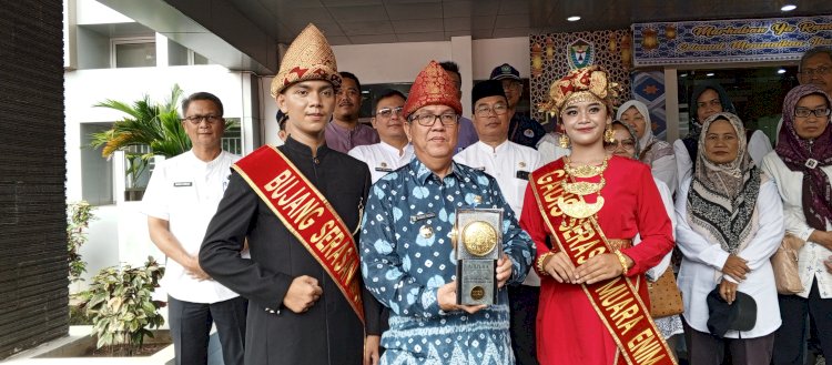 Bupati Muara Enim, Ahmad Rizali usai mengarak Piala Adipura ke-15 yang diraih Kabupaten Muara Enim. (noviansyah/rmolsumsel.id)