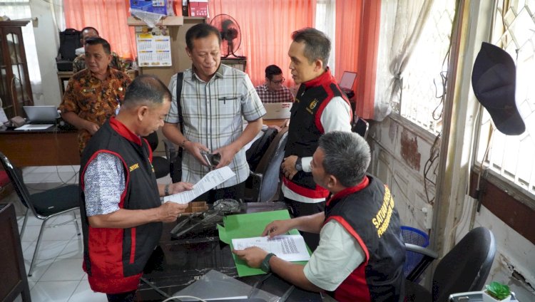 Pidsus Kejati Sumsel menggeledah tiga kantor Dinas di Palembang terkait dugaan korupsi penerbitan SPH Perkebunan di Musi Rawas. (Dokumentasi Kejati Sumsel)