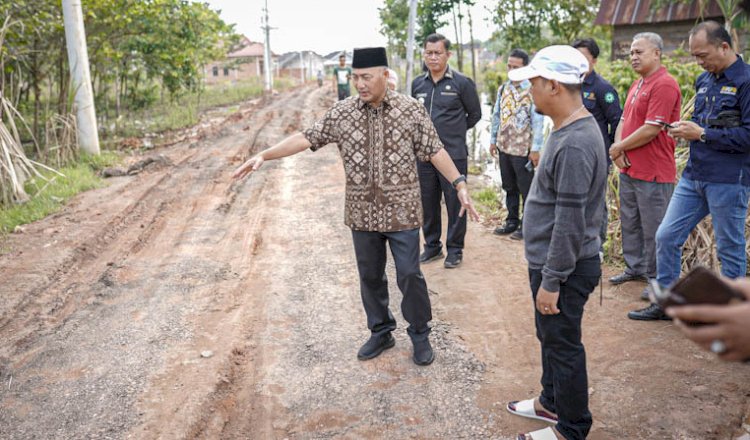 Pj Bupati Muba Apriyadi langsung meninjau kondisi jalan di perumahan/ist