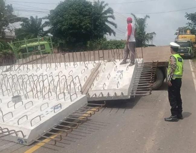 Beton coran yang jatuh di di Jalan Lintas Timur, Palembang Betung tepatnya di KM 71 seputaran Desa Sri Kembang Kecamatan Betung, Jumat (15/3) sore. (Arda Ismail/RMOLSumsel.id)