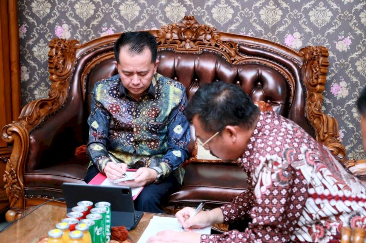 Pj Gubernur Sumsel Agus Fatoni saat mengikuti rapat via zoom meeting. (ist/rmolsumsel.id)