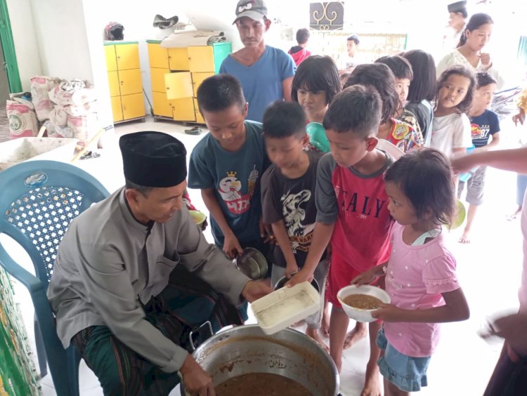 Pembagian bubur suro di Masjid Al Mahmudiyah atau yang dikenal sebagai Masjid Suro di Jalan Ki Gede Ing Suro, Kelurahan 30 Ilir, Kecamatan Ilir Barat II Palembang. (Fauzi/RMOLSumsel.id)