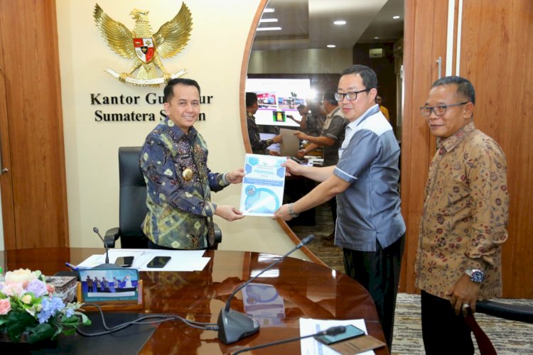 Pj Gubernur Sumsel Agus Fatoni saat menerima proposal rencana pengembangan pabrikDireksi PT OKI Pulp and Paper Mills tahun 2024. (ist/rmolsumsel.id)