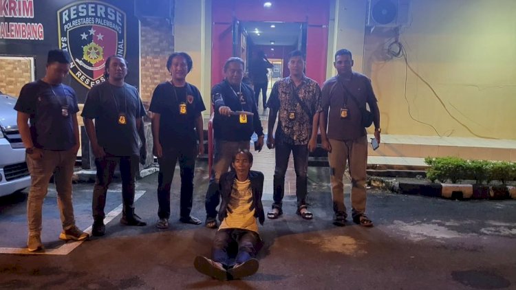       Unit Pidum dan Tim Tekab Satreskrim Polrestabes Palembang meringkus pemalak bertopeng Spiderman yang meresahkan toko es krim di Jalan KH Wahid Hasyim, Kelurahan 5 Ulu, Kecamatan Seberang Ulu I. (Denny Pratama/RMOLSumsel.id)