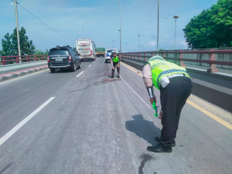 Polisi melakukan olah TKP  di  atas Jembatan Keramasan, Kecamatan Kertapati, Palembang, Sabtu (16/3) pagi.(Denny Pratama/RMOLSumsel.id)