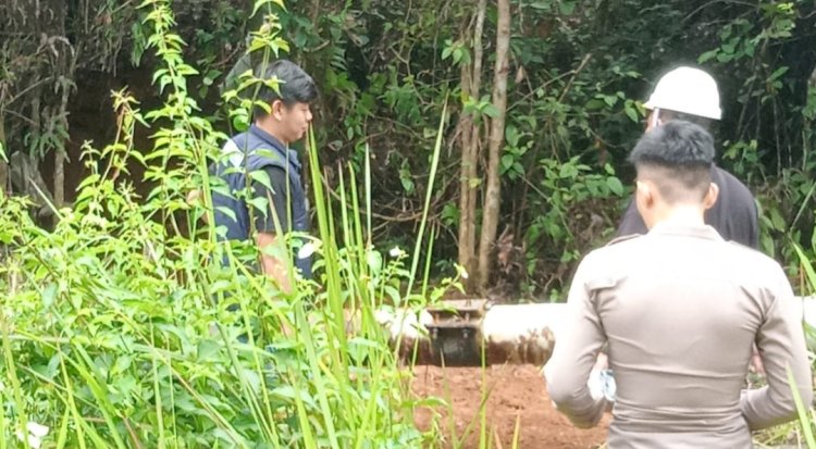 Tim Pertamina Pendopo Field melakukan penanganan pipa yang disabotase oknum tak bertanggung jawab. (ist/rmolsumsel.id)