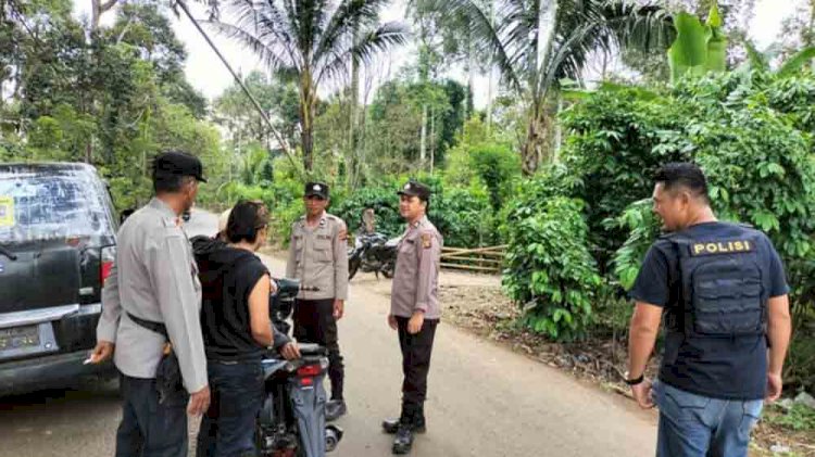 Personil Polsek Lintang Kanan saat membubarkan balapan liar. (ist/rmolsumsel.id)