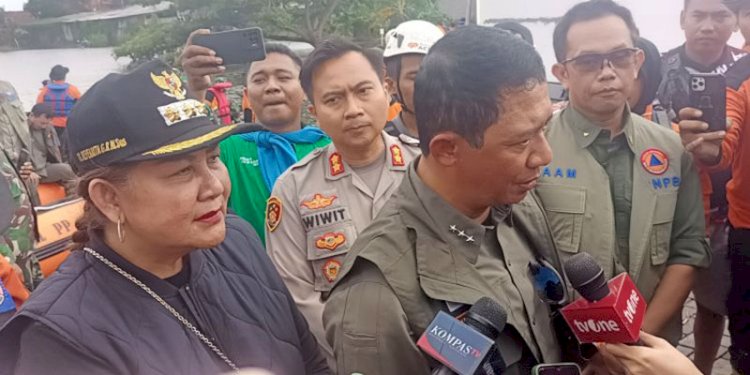 Kepala BNPB, Letjen TNI Suharyanto, saat meninjau lokasi terdampak banjir di kelurahan Trimulyo kecamatan Genuk Semarang, Minggu (17/3)/RMOLJateng