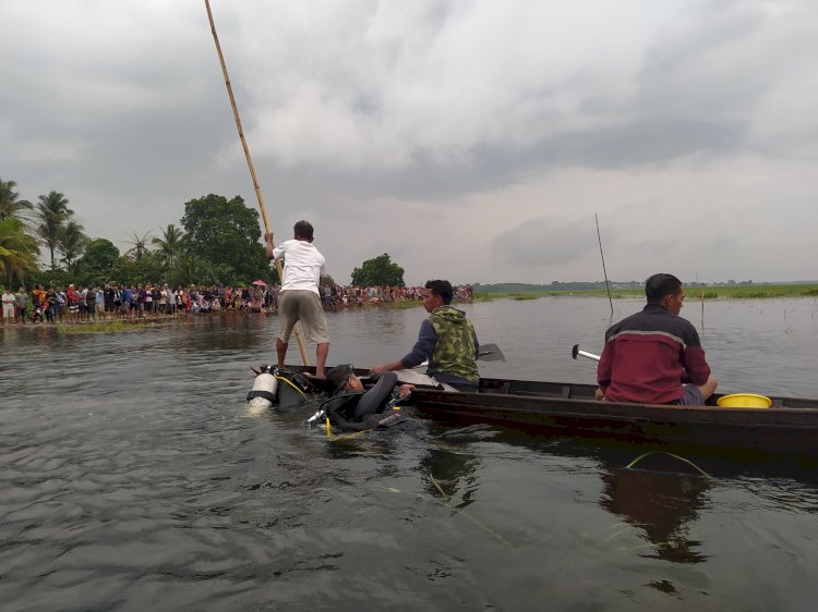 Personel Basarnas dibantu warga sekitar melakukan pencarian pelajar tenggelam di perairan Rawa . (Dokumentasi Basarnas Palembang)