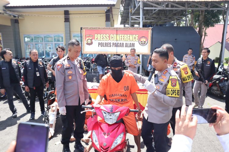  Pelaku Jansen Aldonsen saat dihadirkan dalam press rilis di Polres Pagar Alam, Senin (18/3). (Taufik/RMOLSumsel.id)