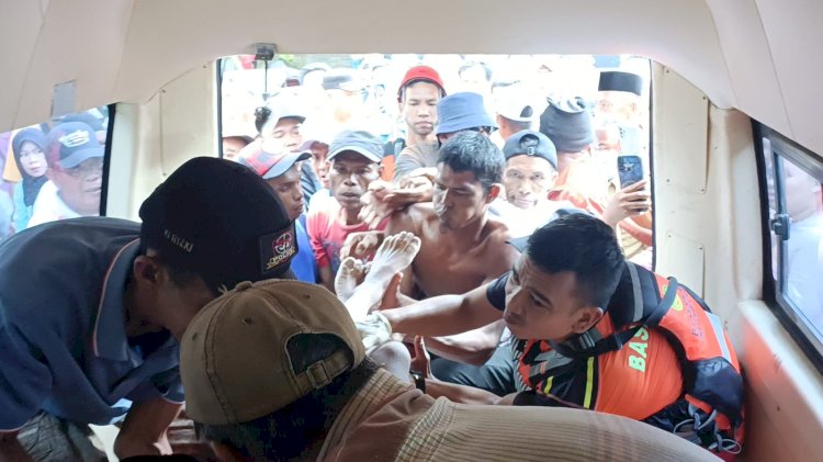 Tim SAR gabungan saat mengevakuasi jasad M Fachrezi yang tenggelam di perairan Rawa Ogan Ilir . (Dokumentasi Basarnas Palembang)