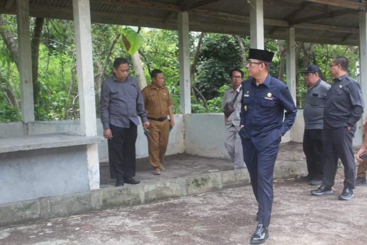 Pj Bupati OKU Tedyy Meiwansyah meninjau kondisi Pasar Induk Batu Kuning/Foto: Amizon