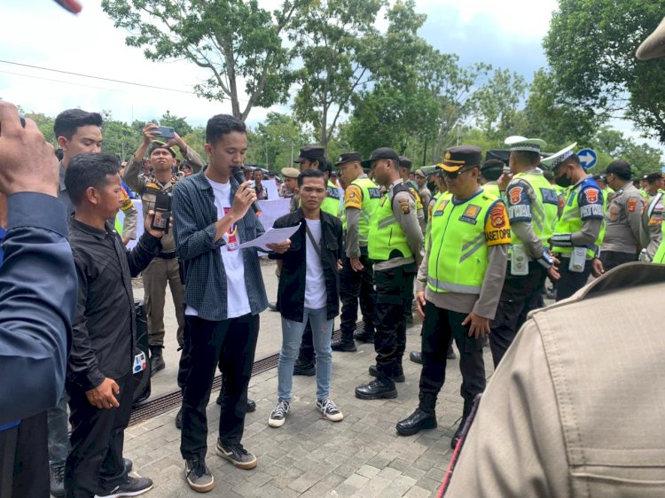 Massa masyarakat Sejagung Bersatu saat menyuarakan aspirasinya. (ist/rmolsumsel.id)