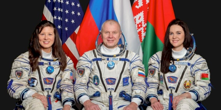 Astronot NASA Tracy C. Dyson, kosmonot Roscosmos Oleg Novitskiy, dan Marina Vasilevskaya dari Belarusia berpose di Pusat Pelatihan Kosmonot Gagarin pada 2 November 2023/Net