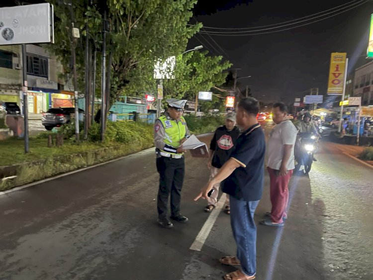 Anggota Satlantas Polrestabes Palembang melakukan olah TKP kecelakaan di Jalan H Najamuddin Palembang . (Handout)