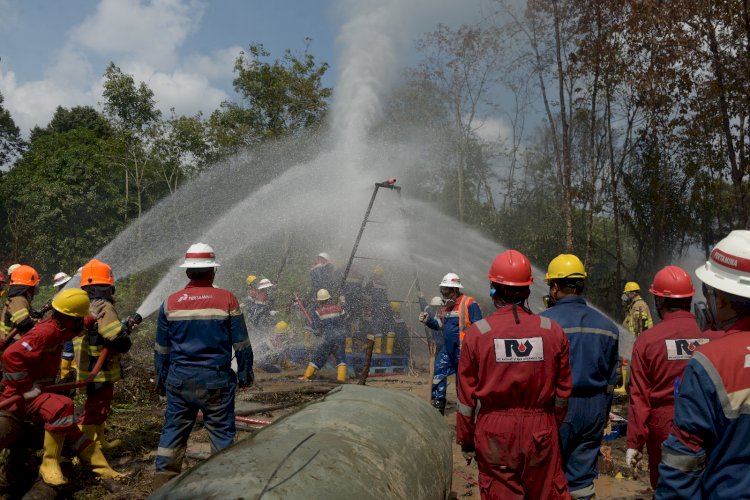 Sejumlah petugas Pertamina Adera Field menangani semburan gas di Desa Curup. (ist/rmolsumsel.id)