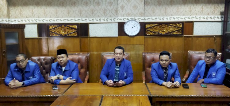 Ketua Fraksi PAN  DPRD OKU sekaligus Ketua MPPD DPD PAN OKU, Mirza Gumay didampingi kader DPD PAN OKU lainnya saat memberikan keterangan pers. (amizon/rmolsumsel.id)