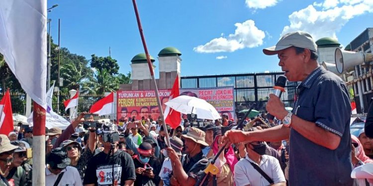 Ratusan orang dari berbagai elemen masyarakat menggelar aksi unjuk rasa di depan gerbang Gedung DPR, Jalan Gatot Soebroto, Jakarta, pada Selasa siang (19/3)/RMOL
