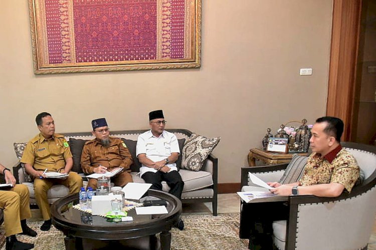 Pj Gubernur Sumsel Agus Fatoni saat menerima Pj Bupati Muba Apriyadi Mahmud terkait progres pengerjaan Tol Bayung Lencir Tempino. (ist/rmolsumsel.id)