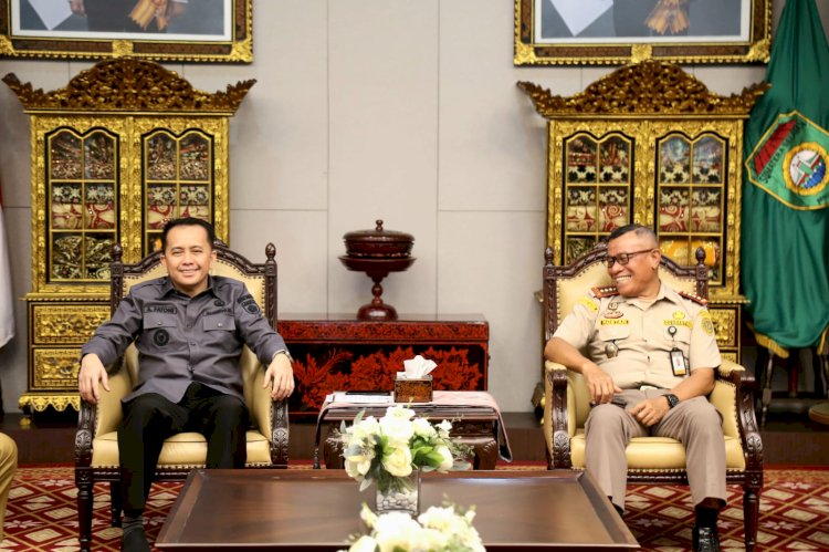 Pj Gubernur Sumsel, Agus Fatoni saat menerima audiensi Kepala Balai Karantina Hewan, Ikan dan Tumbuhan Provinsi Sumsel, Kostan Manalu (kanan). (ist/rmolsumsel.id)