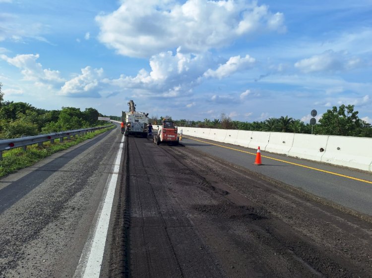 Pemeliharaan jalan tol yang dilakukan Hutama Karya. (ist/rmolsumsel.id)