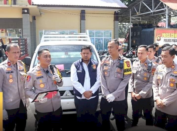 Polisi Memperlihatkan BB Mobil Hasil Curian. (Taufik/RMOLSumsel.id)