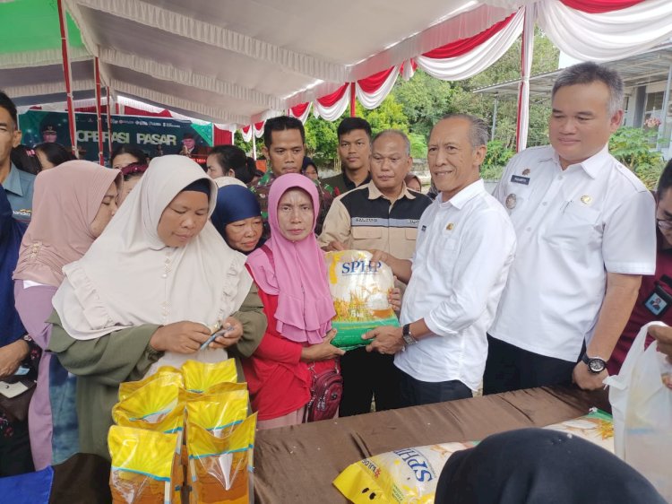 Dinas Perdagangan dan Perindustrian Muba menggelar operasi pasar di Kecamatan Batanghari Leko/ist
