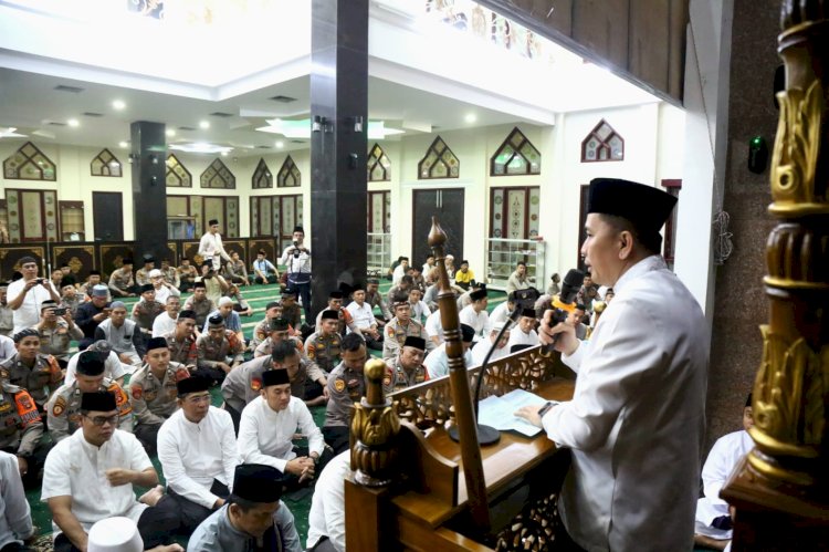 Pj Gubernur Sumsel Agus Fatoni saat memberikan sambutan sebelum Salat Tarawih berjamaah di Masjid Polda Sumsel. (ist/rmolsumsel.id)