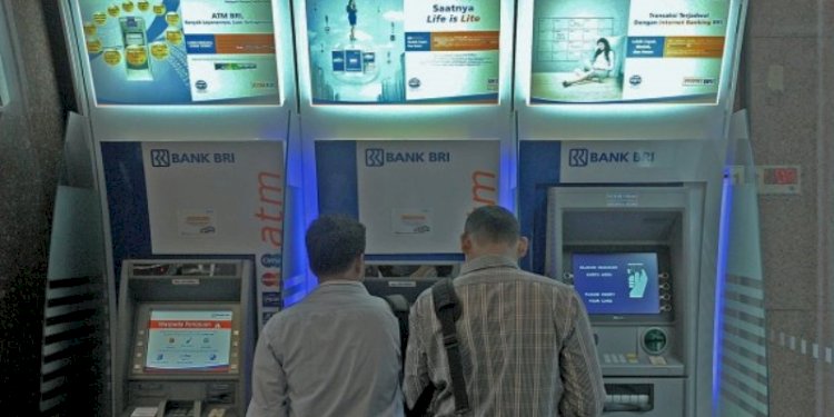 Pengambilan uang tunai oleh nasabah di ATM BRI. (ist/rmolsumsel.id)