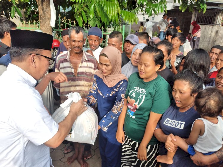 Joncik Muhammad saat membagikan sembako kepada masyarakat. (ist/rmolsumsel.id)