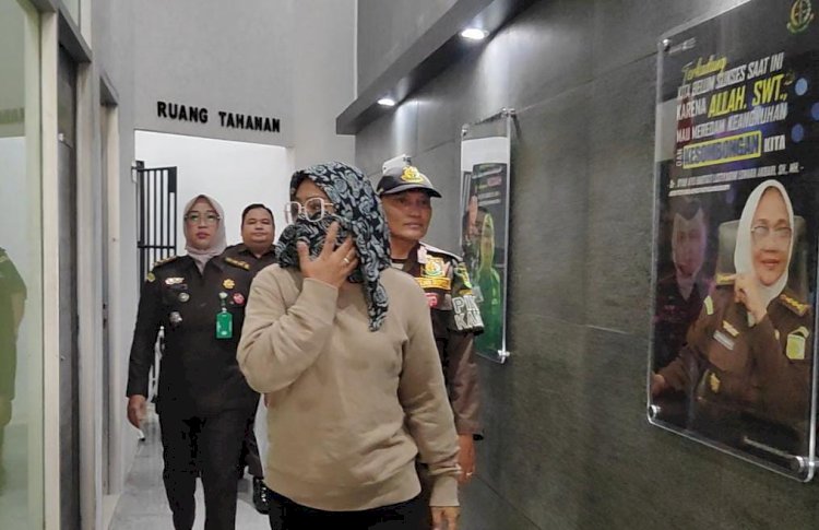 Yeni Verawati saat diamankan Tim Tabur Kejati Sumsel. (ist/rmolsumsel.id)