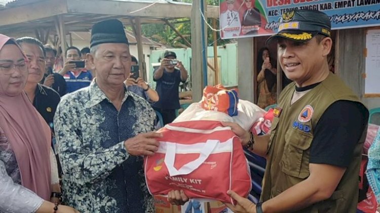 Pj Bupati Empat Lawang serahkan bantuan kepada salah satu korban kebakaran di Desa Seguring Kecil/ist